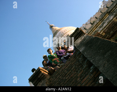 Birmanie Myanmar Bagan païenne touristes Birmans sur la Pagode Mingalazedi Banque D'Images