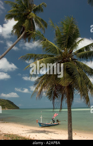 La côte nord de Ko Samui Thaïlande Laem Bangrak Mai Kaen beach voile attaché à shore Banque D'Images