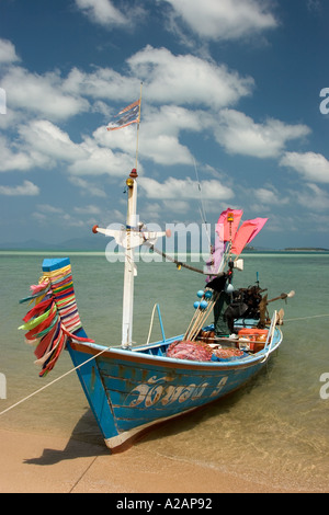 La côte nord de Ko Samui Thaïlande Laem Bangrak Mai Kaen chiffon coloré bateau de pêche liées car bonne chance garland sur l'avant Banque D'Images