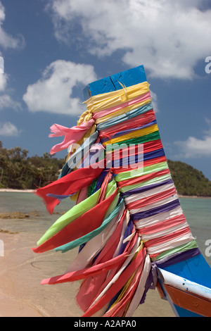 La côte nord de Ko Samui Thaïlande Laem Bangrak Mai Kaen beach chiffon coloré lié comme bonne chance garland sur la proue du bateau de pêche Banque D'Images