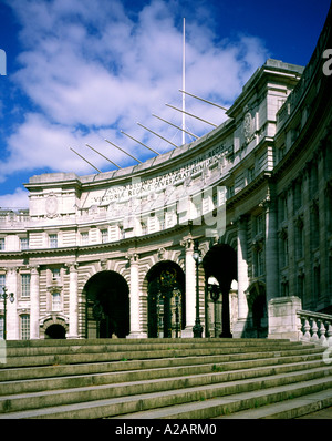 L'Admiralty Arch entre le centre commercial et Trafalgar Square à Westminster London England UK Conçu par Aston Webb 1911 Banque D'Images