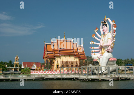 Ko Samui Thaïlande Bouddhisme Religion Wat Nuan Naram avec statue géante de Déité bouddhiste armés Banque D'Images