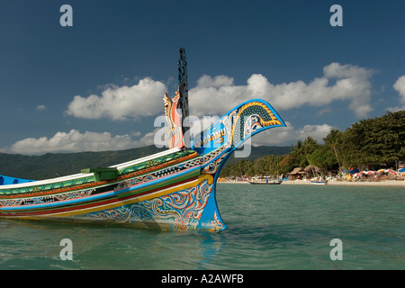 Thaïlande Ko Samui Chaweng Beach sur la côte est de proue peint décorative bateau "long tail" et de la plage Banque D'Images