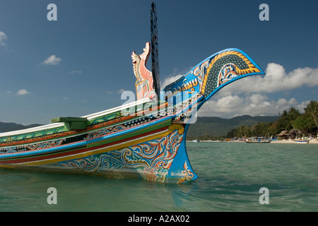 Thaïlande Ko Samui Chaweng Beach sur la côte est de proue peint décorative bateau "long tail Banque D'Images