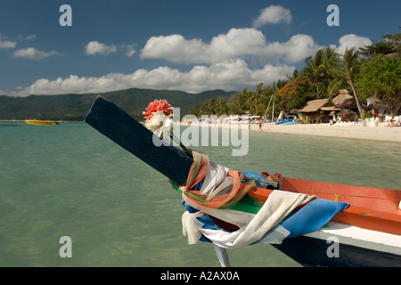 La côte Est de la Thaïlande Ko Samui Chaweng beach proue de bateau longue queue ornée de fleurs bonne chance et tissu de couleur vive garland Banque D'Images