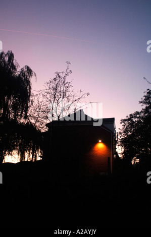 Paysage avec arbres silhouette,et un bâtiment avec un .Sécurité & Safe Light Allumé.prises dans le Staffordshire en Angleterre. Banque D'Images