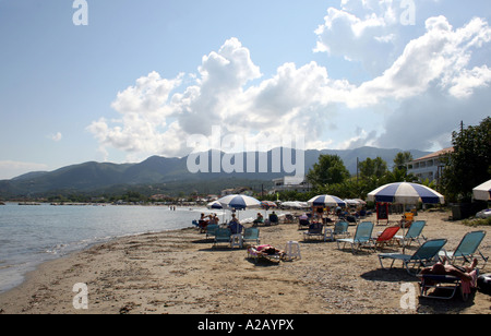 La plage de Roda. Au nord de Corfou. L'île Ionienne grecque. L'EUROPE Banque D'Images