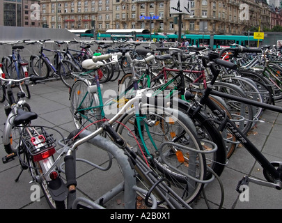Les vélos de la gare de Frankfurt am Main Banque D'Images