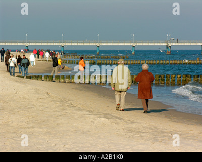 Couple retraités personnes invités pour aller à pied sur la plage de l'île de Usedom Bansin Heringsdorf Allemagne Banque D'Images