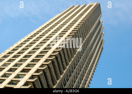 Highrise residential tower block au Barbican Centre, Londres, Angleterre Banque D'Images