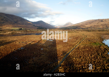De longues ombres au coucher du soleil par Château Kilchurn Argyll and Bute, Ecosse Banque D'Images