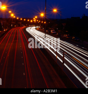 Motor car light trails sur A1 road à London, UK Banque D'Images