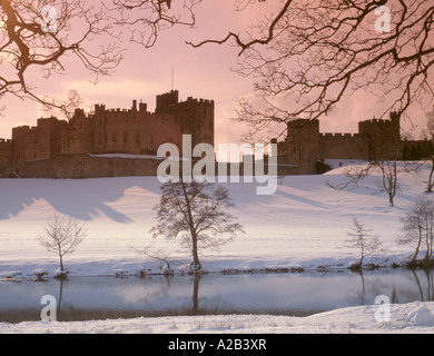 Château d'Alnwick vu sur la rivière Aln en hiver, Alnwick, Northumberland, England, UK. Banque D'Images