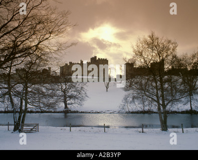 Château d'Alnwick vu sur la rivière Aln en hiver, Alnwick, Northumberland, England, UK. Banque D'Images