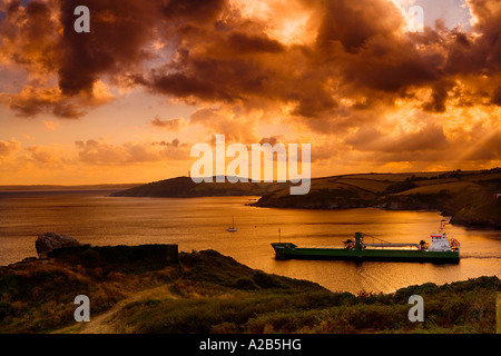 Coucher de soleil sur l'estuaire de Fowey Polruan à la tête de Gribbin, Cornwall, Angleterre, Royaume-Uni, avec de l'argile navire. Banque D'Images