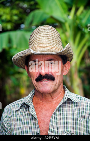 Un agriculteur, Boca de Sama, près de Guardalavaca, Holguin, Cuba Province Banque D'Images