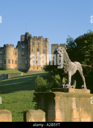 Le 'lion' percy sur 'lion bridge', avec au-delà de château d'Alnwick, Alnwick, Northumberland, England, UK. Banque D'Images