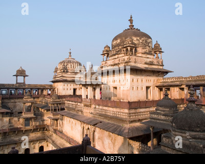 17e siècle sur les dômes Jahangir Mahal Palace Orchha Madhya Pradesh, Inde Banque D'Images