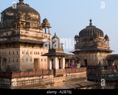 17e siècle sur les dômes Jahangir Mahal Palace à Orchha Madhya Pradesh, Inde Banque D'Images