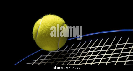 Balle de tennis sur la raquette de tennis Studio Still Life Banque D'Images