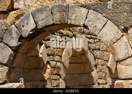 Détail de l'arches par l'entrée de la basilique, Volubilis, Maroc Banque D'Images