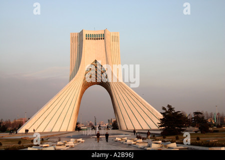 La tour Azadi, ou King Memorial Tower, est le symbole de Téhéran, l'Iran, et marque l'entrée de la métropole, l'Iran Banque D'Images