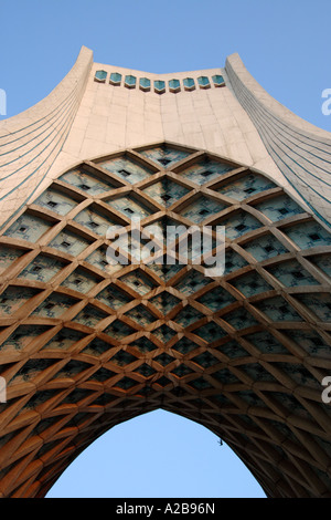 La tour Azadi, ou King Memorial Tower, est le symbole de Téhéran, l'Iran, et marque l'entrée de la métropole, l'Iran Banque D'Images