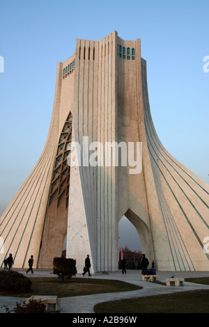 La tour Azadi, ou King Memorial Tower, est le symbole de Téhéran, l'Iran, et marque l'entrée de la métropole, l'Iran Banque D'Images