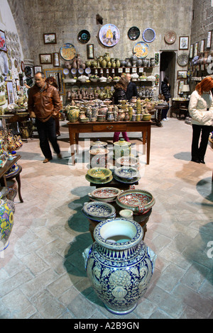 Un magasin de souvenirs à Gubbio, Italie Banque D'Images