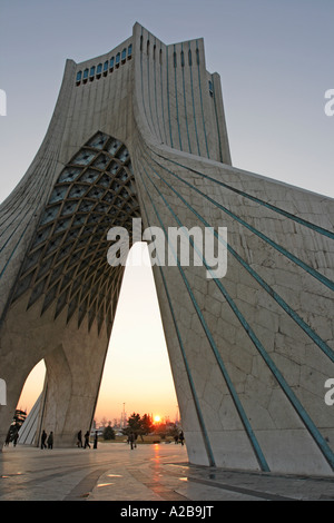 La tour Azadi, ou King Memorial Tower, est le symbole de Téhéran, l'Iran, et marque l'entrée de la métropole, l'Iran Banque D'Images