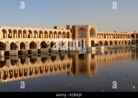 Khaju Pont au-dessus de la rivière Zayandeh rud, Ispahan, Iran Banque D'Images