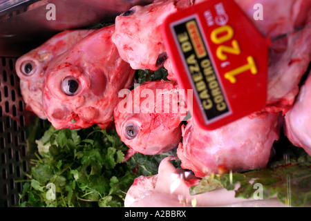 Les têtes de moutons sur un étal de marché à Barcelone Espagne Europe Banque D'Images