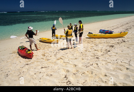 Instruction kajak de mer sur une plage de Cape Range National Park, Ningaloo Reef Marine Park Banque D'Images