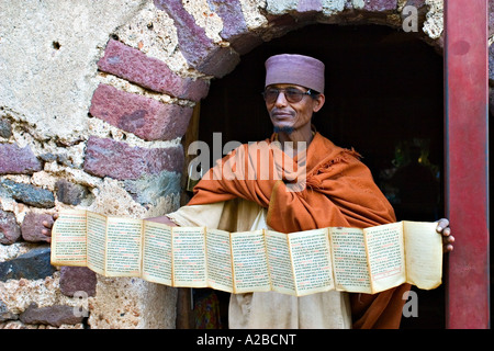 Prêtre éthiopien montrant un livre écrit en amharique, Bahir Dar, Ethiopie, Afrique Banque D'Images