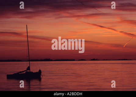 Au repos, un bateau ancré pour la nuit sur le lac Huron, Ontario Canada Banque D'Images