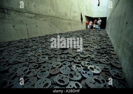 Marcher sur les visages de fer sans effet mémoire Musée Juif de Berlin Allemagne Europe Centrale Banque D'Images