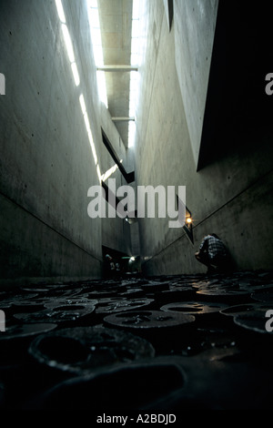 Marcher sur les visages de fer sans effet mémoire Musée Juif de Berlin Allemagne Europe Centrale Banque D'Images
