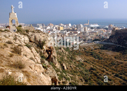 Vue panoramique Almería & Jésus Christ statue dominant la ville Almeria Andalousie Andalucía España Espagne Iberia Europe Banque D'Images