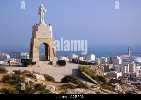 Vue panoramique Almería & Jésus Christ statue dominant la ville Almeria Andalousie Andalucía España Espagne Iberia Europe Banque D'Images