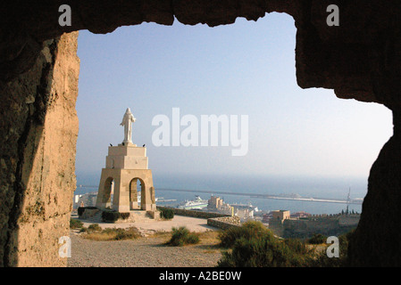 Vue panoramique Almería & Jésus Christ statue dominant la ville Almeria Andalousie Andalucía España Espagne Iberia Europe Banque D'Images