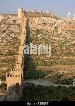 Vue panoramique sur la forteresse Alcazaba, murs et statue du Christ Almería Almeria Andalousie Andalucía España Espagne Iberia Europe Banque D'Images