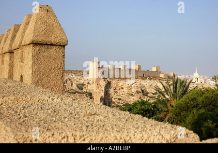 Vue panoramique sur la forteresse Alcazaba, murs et statue du Christ Almería Almeria Andalousie Andalucía España Espagne Iberia Europe Banque D'Images