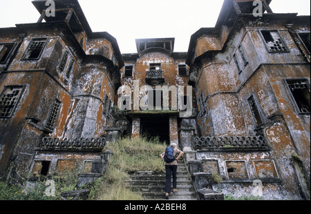 Envahi par l'entrée de la demeure de le Bokor Palace Hotel & Casino dans le Bokor Hill Station , au Cambodge. Banque D'Images