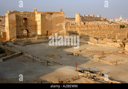 Vue panoramique sur la forteresse Alcazaba, murs et statue du Christ Almería Almeria Andalousie Andalucía España Espagne Iberia Europe Banque D'Images