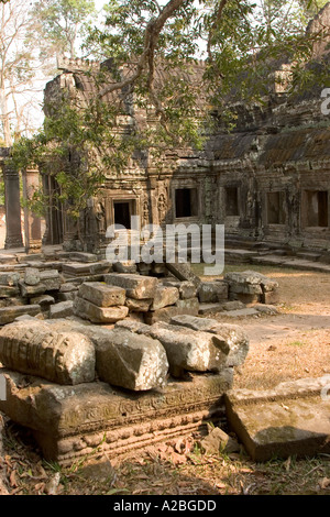 Cambodge Siem Reap Angkor Thom group Ta Prohm Temple Bouddhiste sanctuaire central en pierre de piliers et murs Banque D'Images