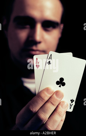 Jeune homme montrant paire d'as au tableau de la carte Banque D'Images