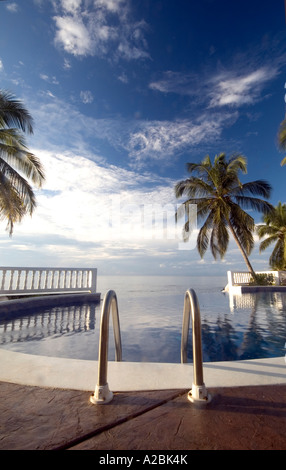 Piscine à débordement sur la mer des Caraïbes à Corn Island resort nicaragua Amérique centrale Banque D'Images