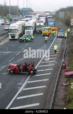 Vue aérienne police et enquêteurs sur les accidents au travail plusieurs heures après un accident grave camion file d'attente a tenu des voitures de police M25 autoroute Essex Angleterre Royaume-Uni Banque D'Images