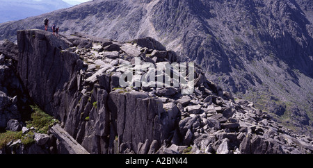 Les alpinistes en Tryfan Glyder Fach Snowdonia avec au loin, au nord du Pays de Galles Banque D'Images