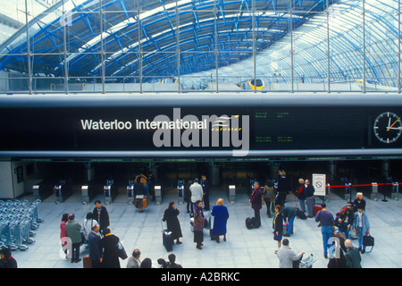 Gare de Londres Waterloo Eurostar Terminus Railway personnes attendant l'enregistrement. Train pour Paris. Transports en commun Royaume-Uni. Voyages internationaux Banque D'Images